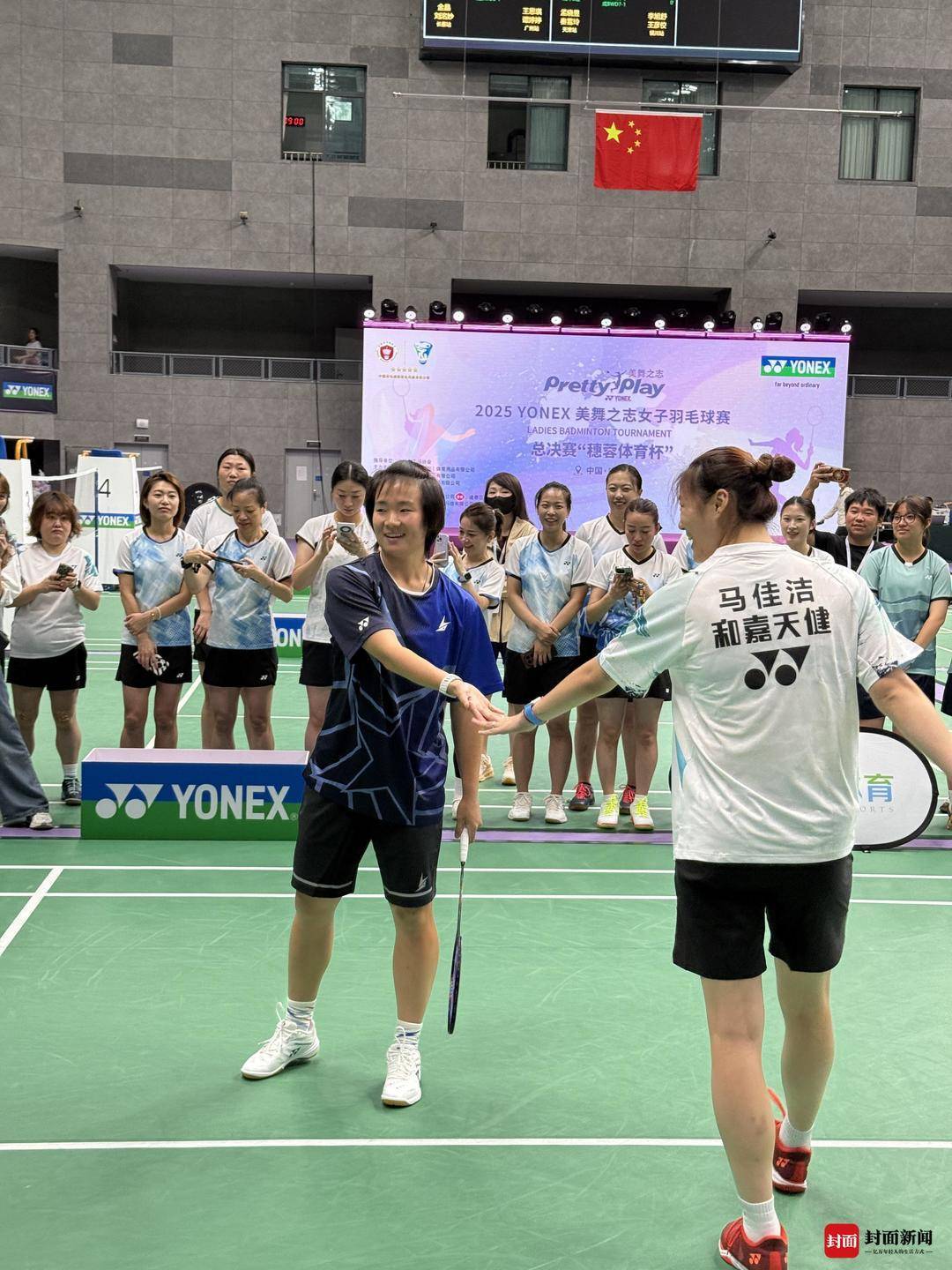 何冰娇现身成都 助阵美舞之志女子羽毛球总决赛