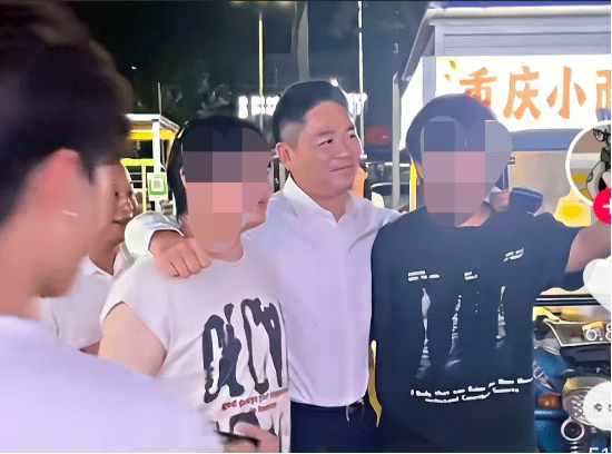 刘强东回乡48小时：吃烧烤、看球赛，为自家超市站台