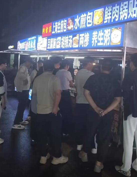 刘强东吃大排档，用塑料大碗喝散装白酒，京圈前女友肠子都悔青了