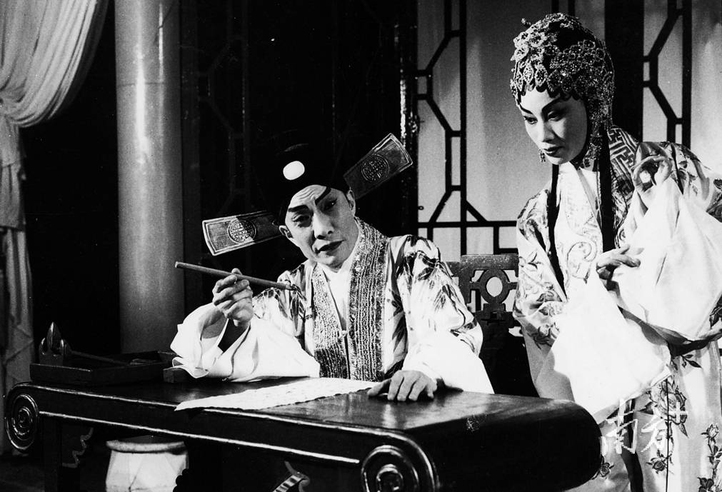 一代粤剧大师马师曾率先编演"救亡粤剧"然而,伴随着这些演出,募捐活动