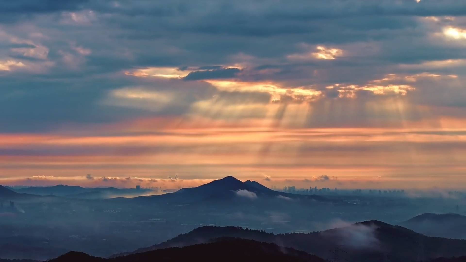 治愈!日出映山河描绘绝美晨光画卷 天空"丁达尔"光瀑如梦似幻