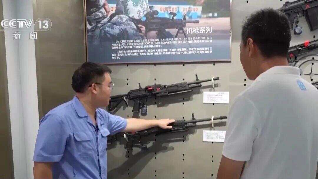 厉害了！191式自动步枪亮相九三阅兵，约为6瓶水重，记者上手：精致且丝滑