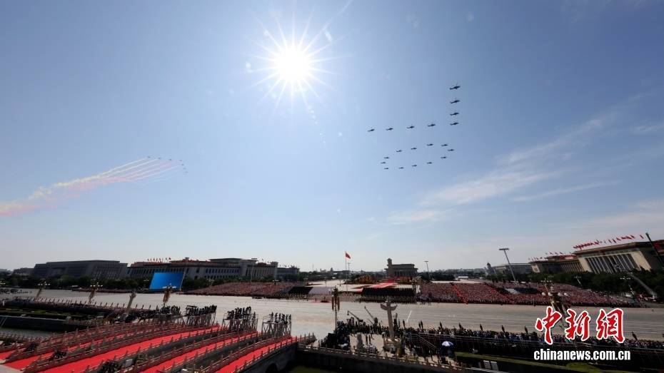 【中新画报】钢铁为笔 天空为卷 震撼回顾抗战胜利70周年阅兵