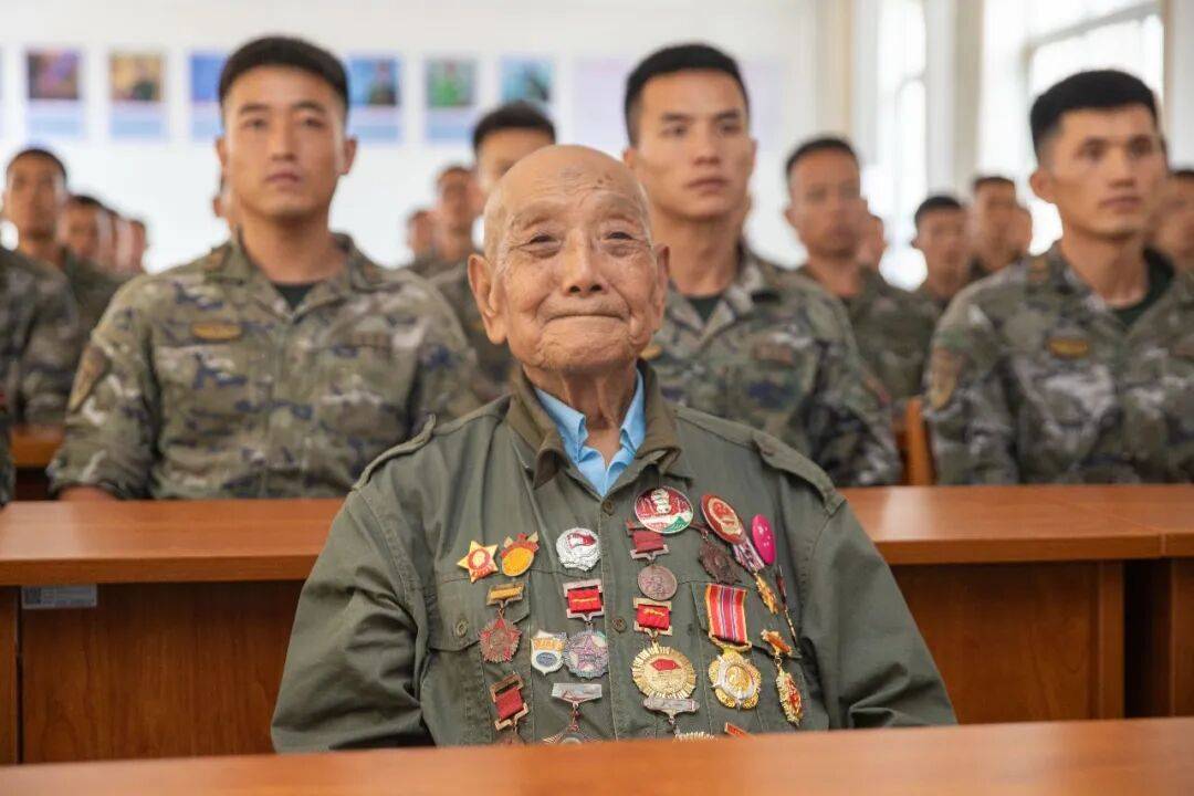 武警部队官兵收听收看纪念中国人民抗日战争暨世界反法西斯战争胜利80周年大会