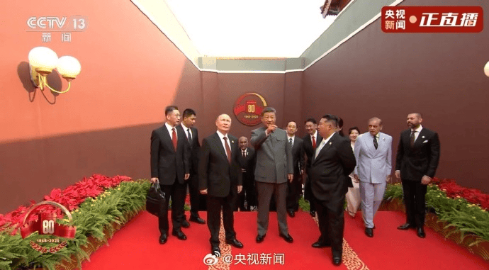 习近平同出席纪念大会的各国嘉宾登上天安门城楼