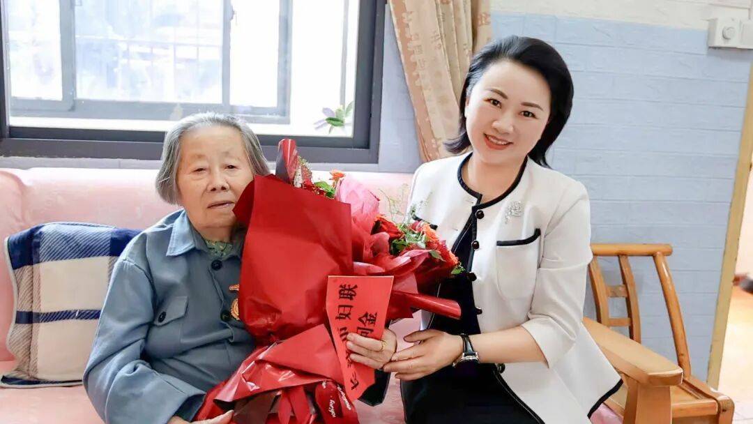 长沙市妇联慰问百岁抗战女兵，致敬烽火岁月中的巾帼英雄