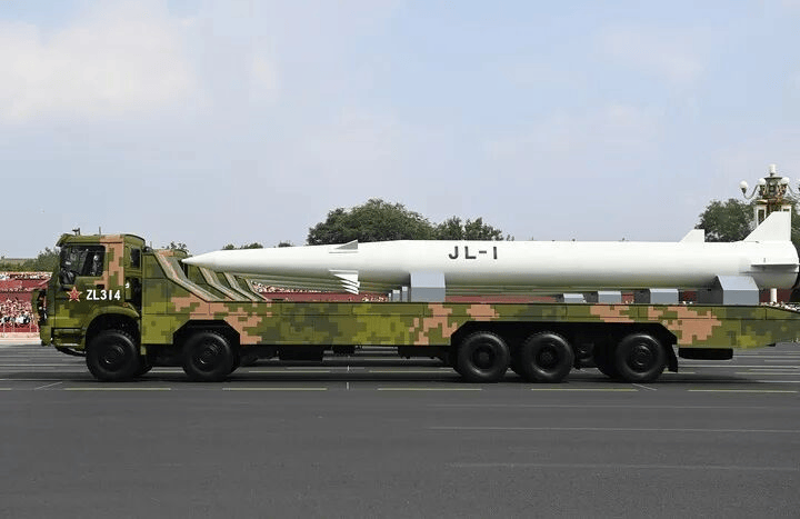 “惊雷-1”空基远程导弹震撼亮相台退将:“核三位一体”最后一