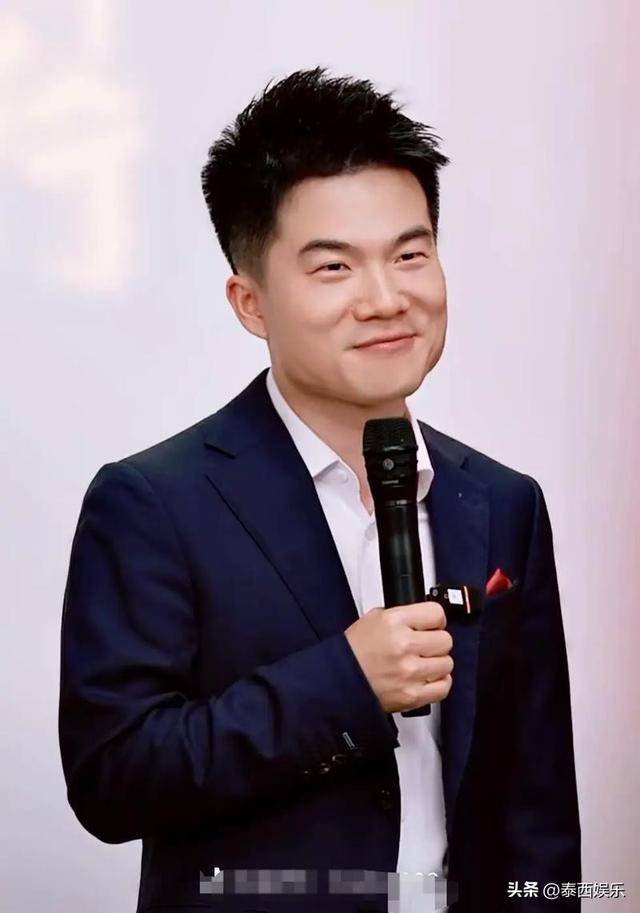被央视怒批、摇头晃脑、德不配位，难怪阅兵从不邀请“流量”明星