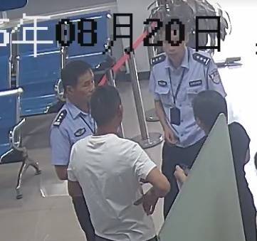 浙江一男子去处理违章，交警感觉他“不太对劲”，一检测，现场气氛凝固了起来...