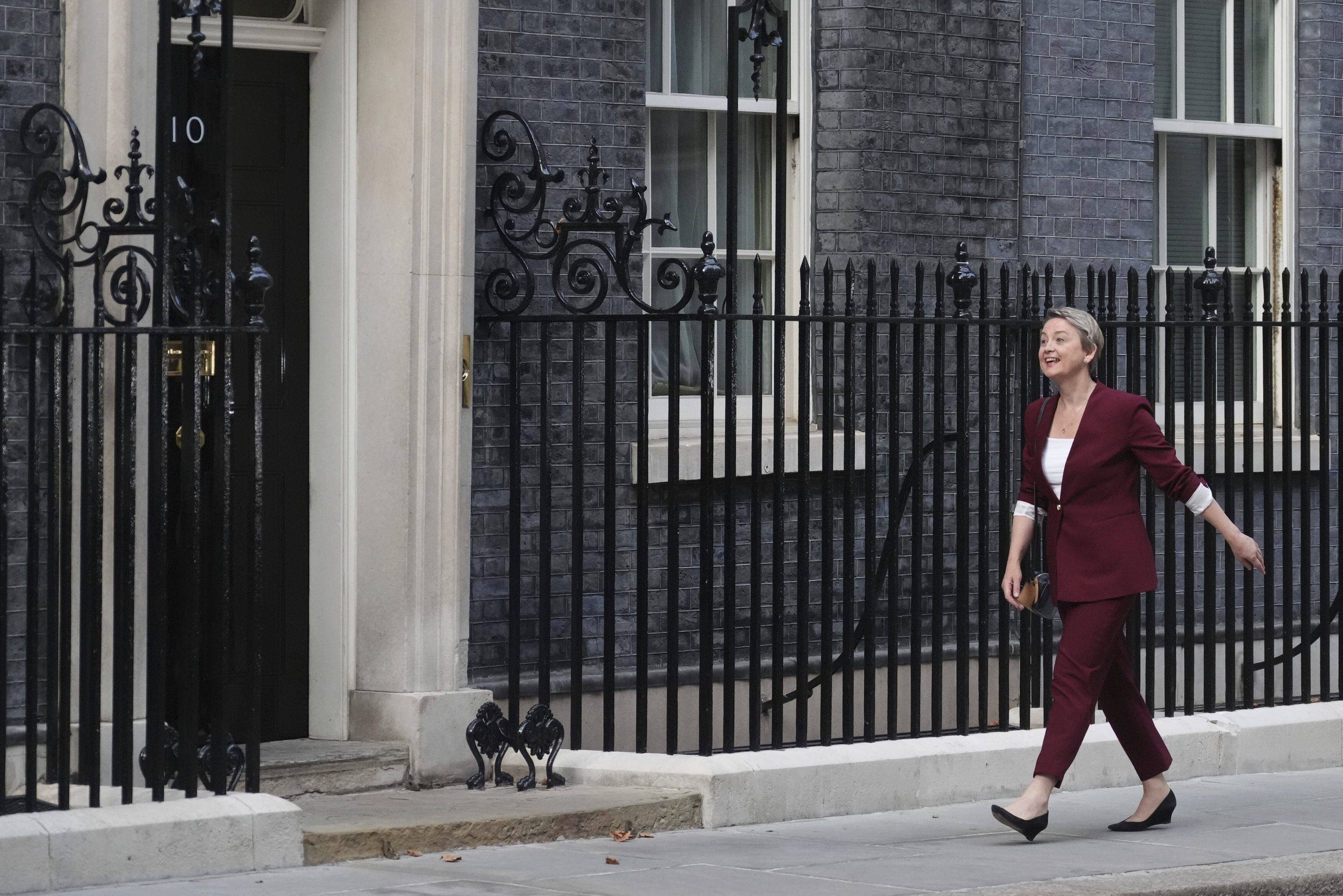 9月5日,在英国伦敦,新任外交大臣伊薇特·库珀抵达唐宁街10号首相府