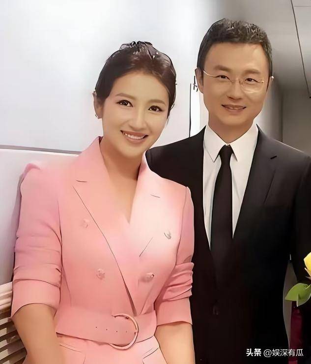 原来他们是夫妻，恩爱8年，台上丈夫解说阅兵，台下妻子观礼