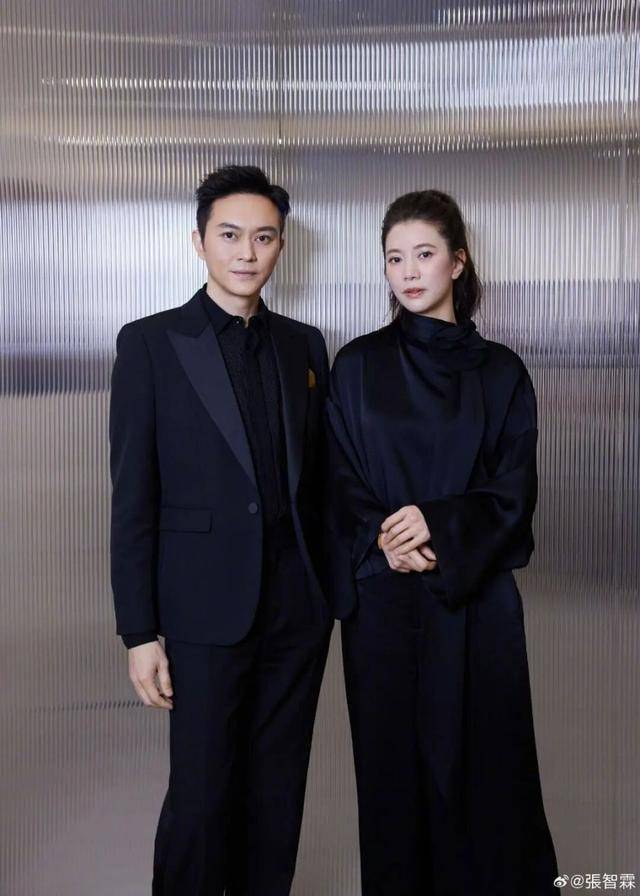 黑衣男子高铁车厢出手相助陌生女性，口罩一摘，原来是他！