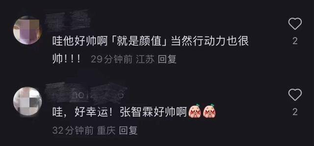 黑衣男子高铁车厢出手相助陌生女性，口罩一摘，原来是他！