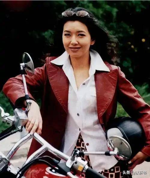 原来她就是高曙光现任妻子，气质优雅显年轻，男方眼神是真爱无疑