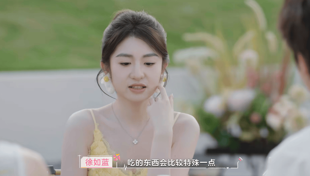恋综女嘉宾最新时髦单品：肩膀头子