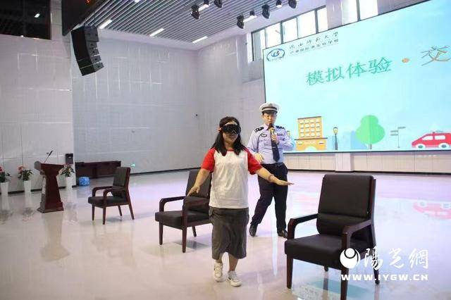 西安市浐灞交警开展"开学第一课" 交通安全宣讲活动