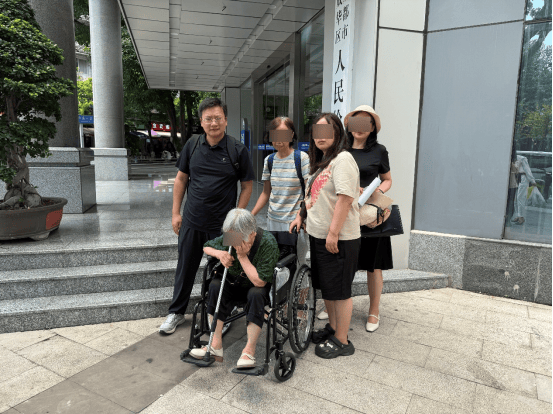 84岁老太几十万存款被大女儿盗走，法院判决：退回