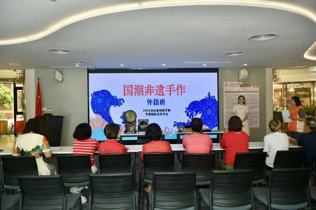 华漕夜校体育课程燃爆秋季：燃脂搏击与高尔夫引领健康生活