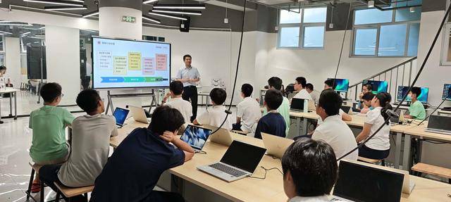 天津中小学全面开设“人工智能基础”课程