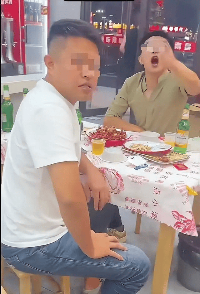 警方通报“女子吃夜宵被陌生男子摸头辱骂”：闵某某(男，34岁)被拘