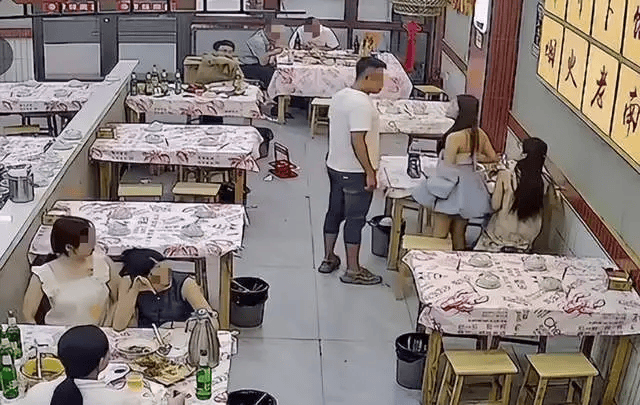 警方通报“女子吃夜宵被陌生男子摸头辱骂”：闵某某(男，34岁)被拘