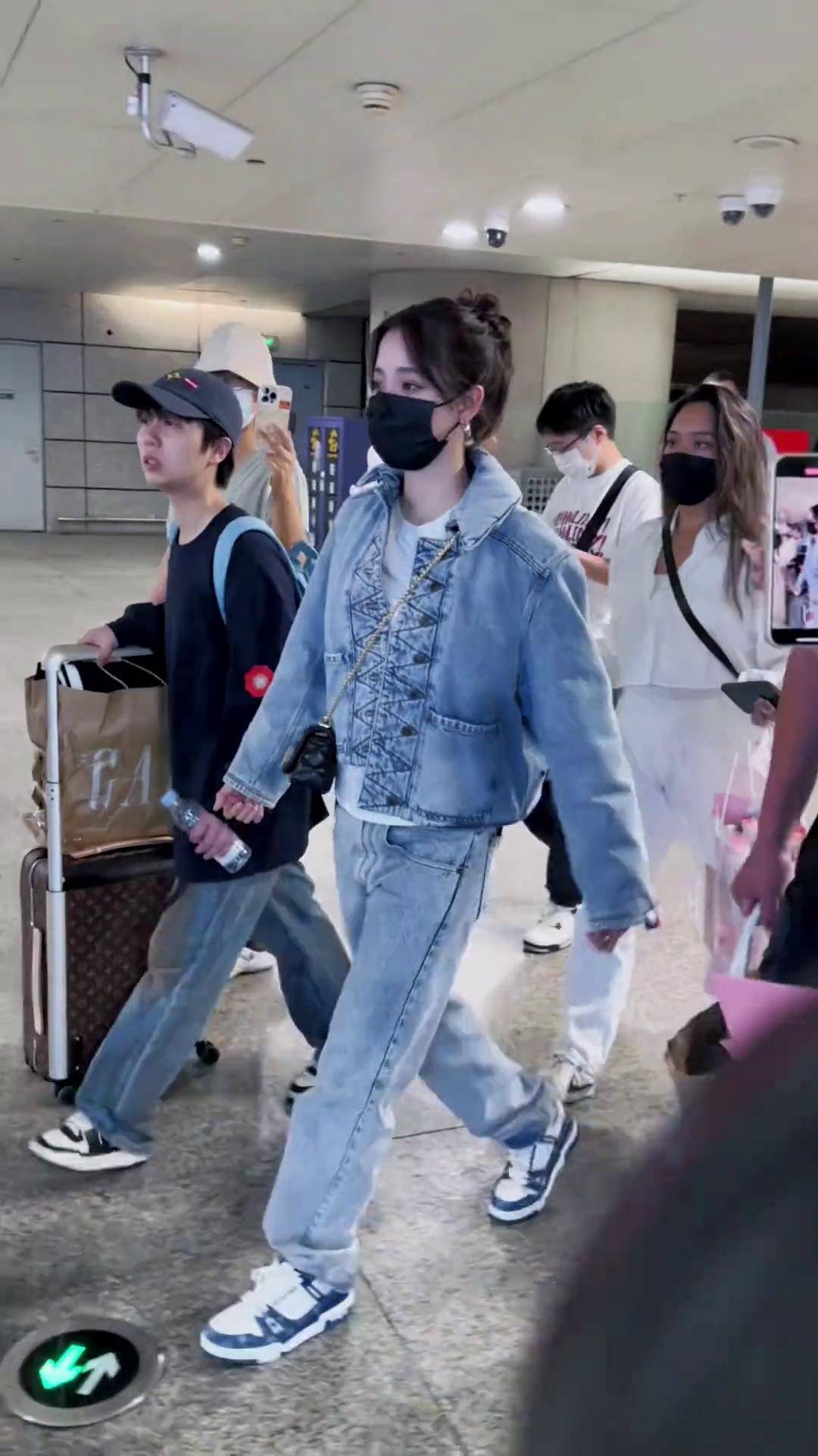 欧阳娜娜回国出席活动机场穿搭 接机 路人视角 粉丝接机 明星