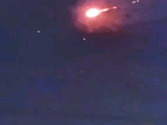 应急局回应山东现不明飞行物被击落，夜空中两光相撞爆裂瞬间曝光