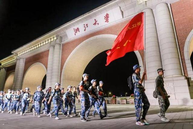 一往无前！大学新生星夜行军40里，超燃！