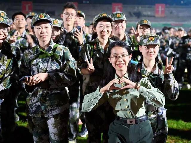 一往无前！大学新生星夜行军40里，超燃！