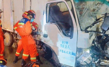 池尾街道两大货车相撞致一人被困，车头严重凹陷变形！
