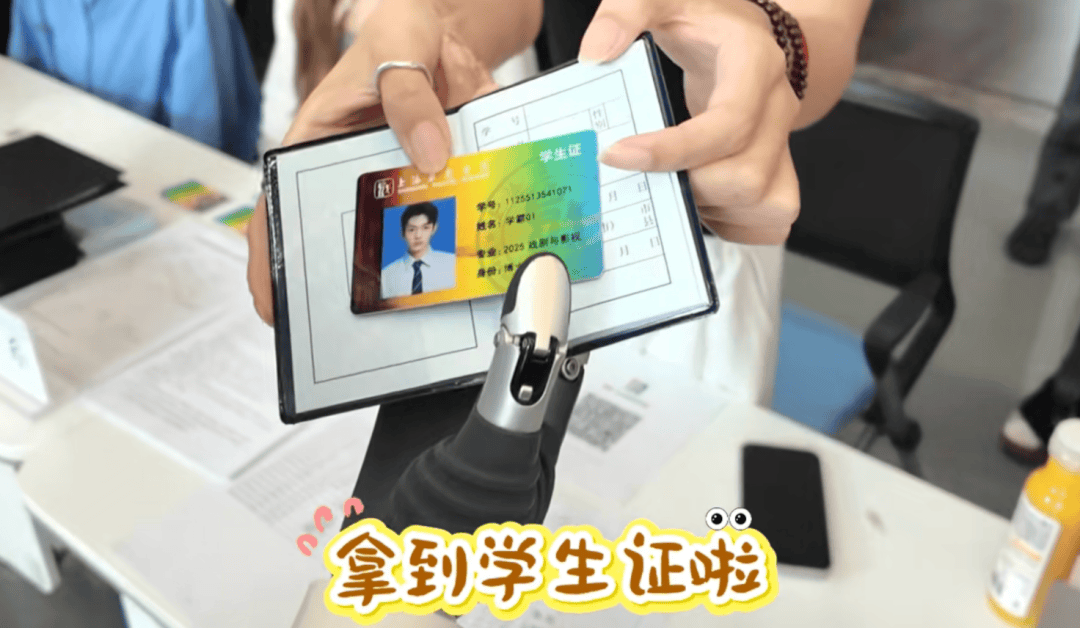 全国首位机器人博士生报到，与同届新生央视主播互动，还到图书馆看书！现场视频曝光，网友：确定不是真人扮演的？