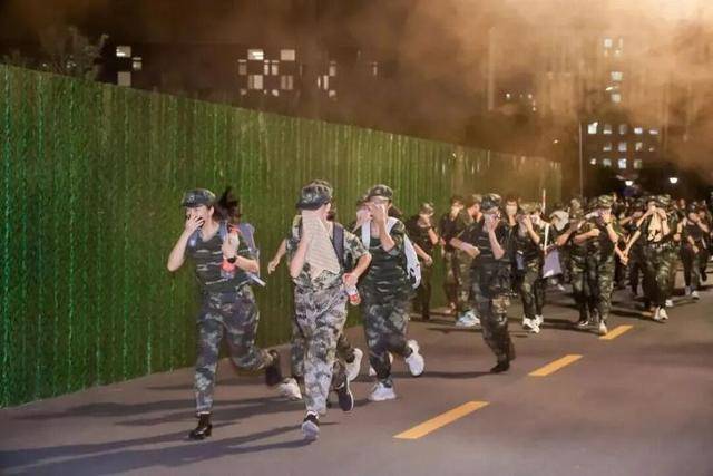 一往无前！大学新生星夜行军40里，超燃！