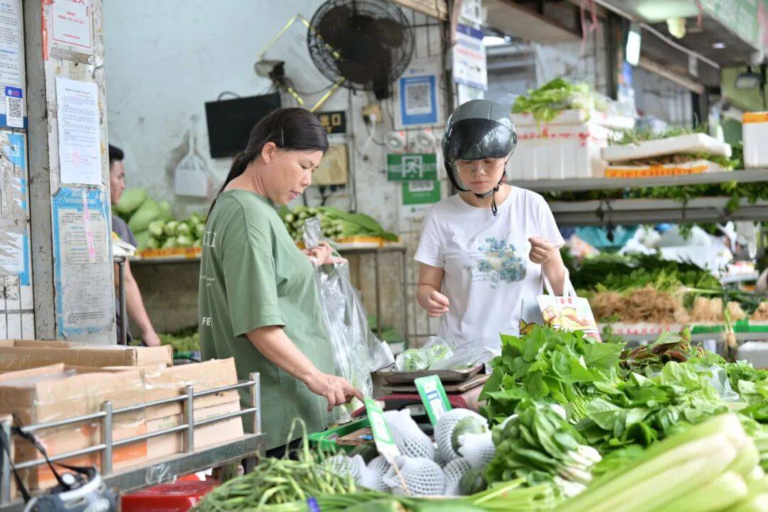 深圳一菜场拥堵逼顾客绕圈！社区把办公室“搬”到摊贩中间