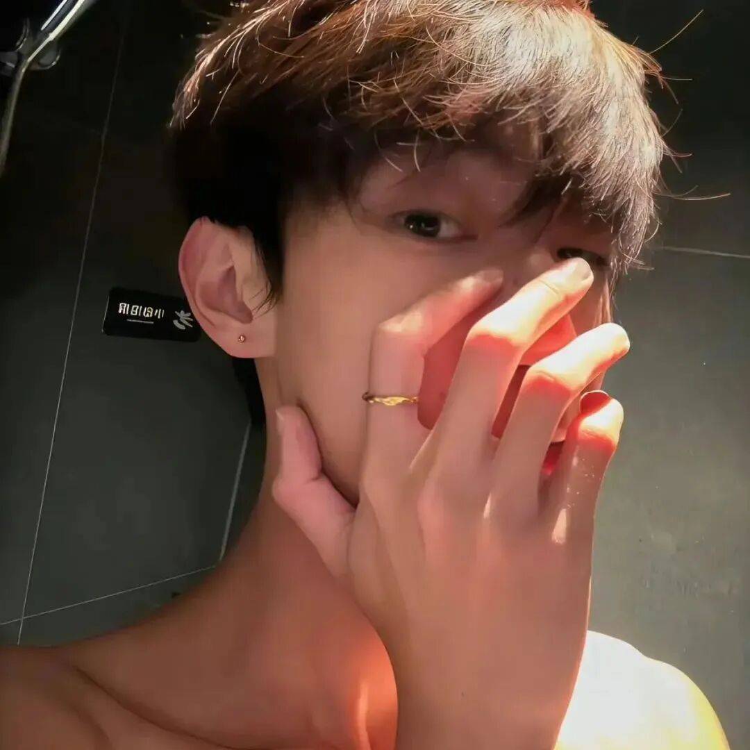 头像丨如果精神明亮生活晦暗些似乎也没有关系