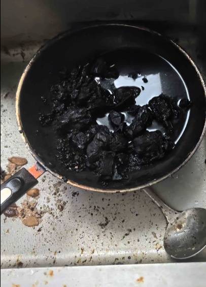 男子炖鸡后回卧室倒头就睡，醒来身边站满消防员……
