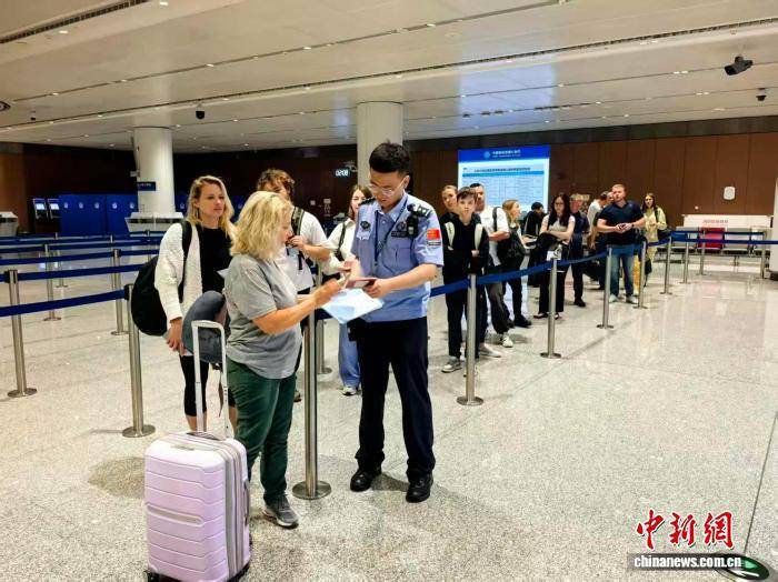 图片[2]-试行对俄免签首日 北京大兴国际机场口岸迎来首批旅客-华闻时空