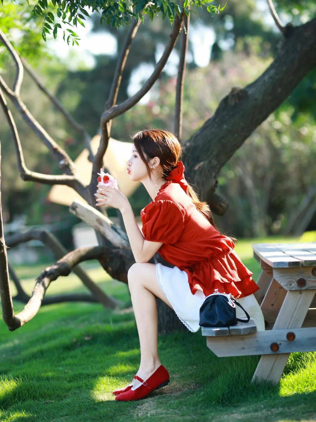 四季均可红阳光里撞衫草莓冰激凌是甜甜的夏日口味呀