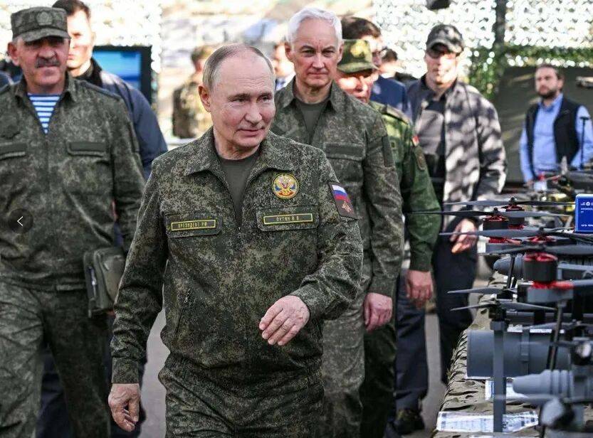 普京身着军装，出席联合军演 -华闻时空