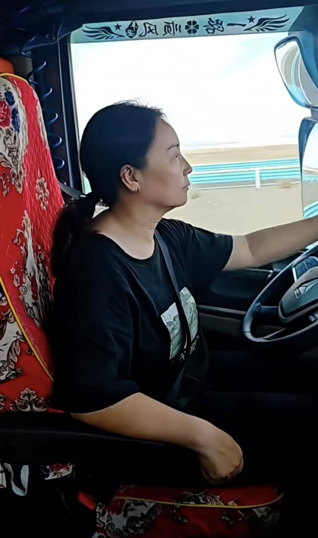 妻子带着偏瘫丈夫在新疆跑半挂：能看见彼此，心里就是踏实的