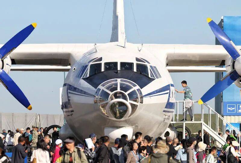 直击长春航空展：硬核装备与热情观众“双向奔赴”，空军跳伞队上演“空中芭蕾”