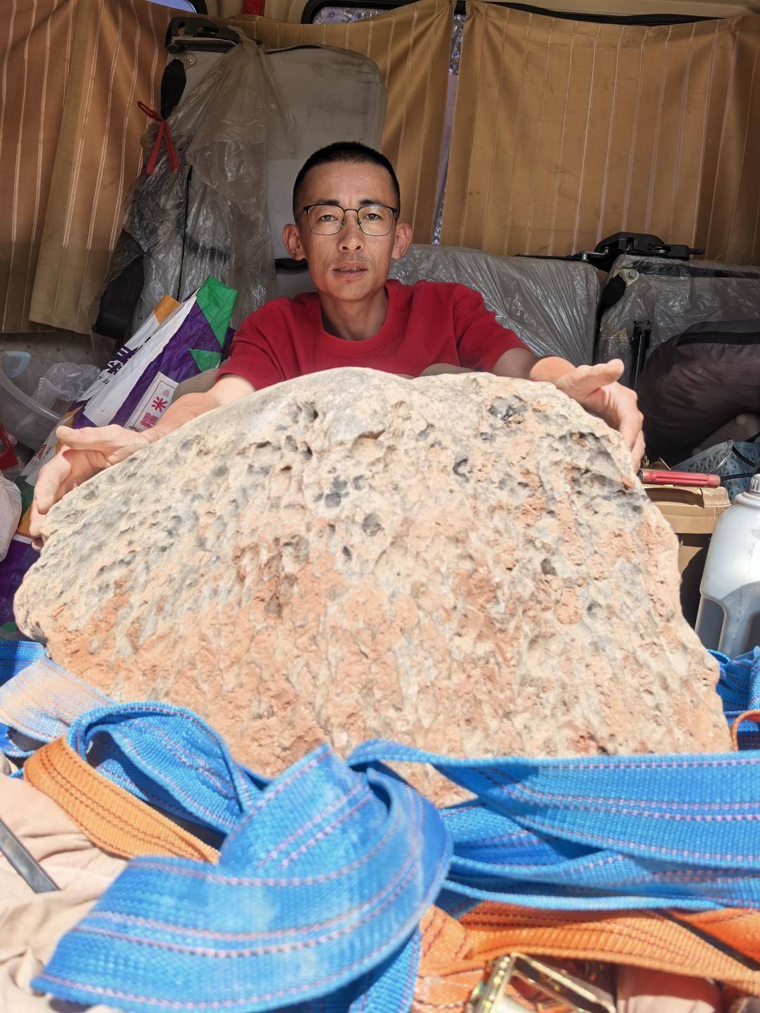 陨石猎人算出“火流星”落地点，挖出423公斤的“茂名”：跟做梦一样，感觉很恍惚