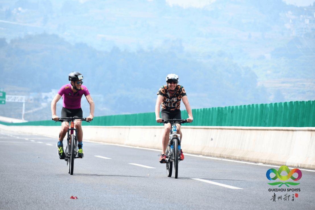 “云端”赛场竞风采 首届世界第一高桥铁人三项国际挑战赛圆满落幕