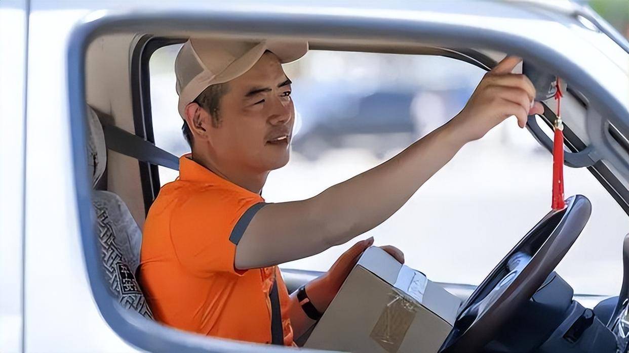 同城货运顶流货拉拉,两年来第九次遭约谈,司机月收入同比降 28%