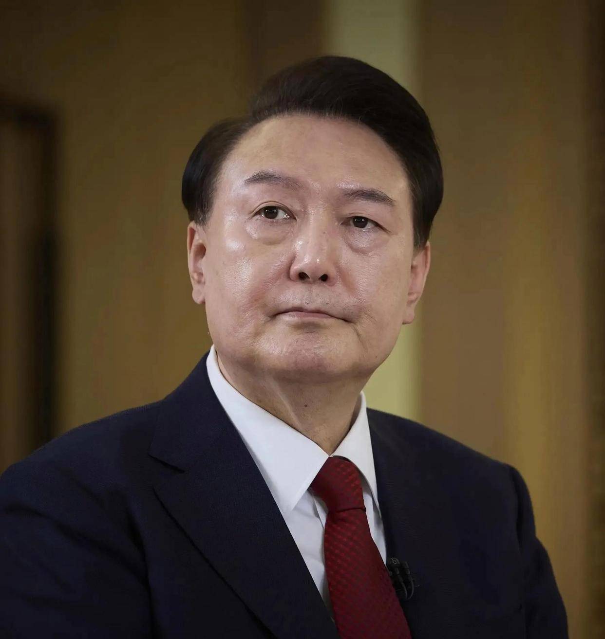 韩国前总统尹锡悦8次拒出庭看守所撒泼打滚后30天配合为保释容光