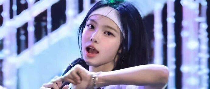 五代女团爱豆大学庆典颜值引爆韩网，她火了！_伊安_评论_舞台