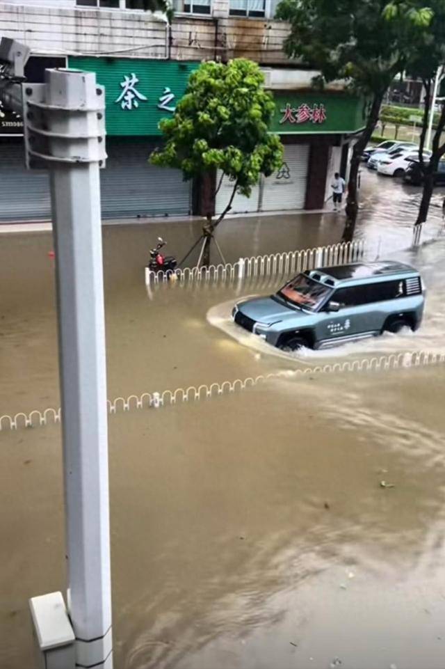 台风天开车“冲浪”后续：司机被行拘身份遭扒难怪做出这种事金年会- 金年会体育- 官网APP