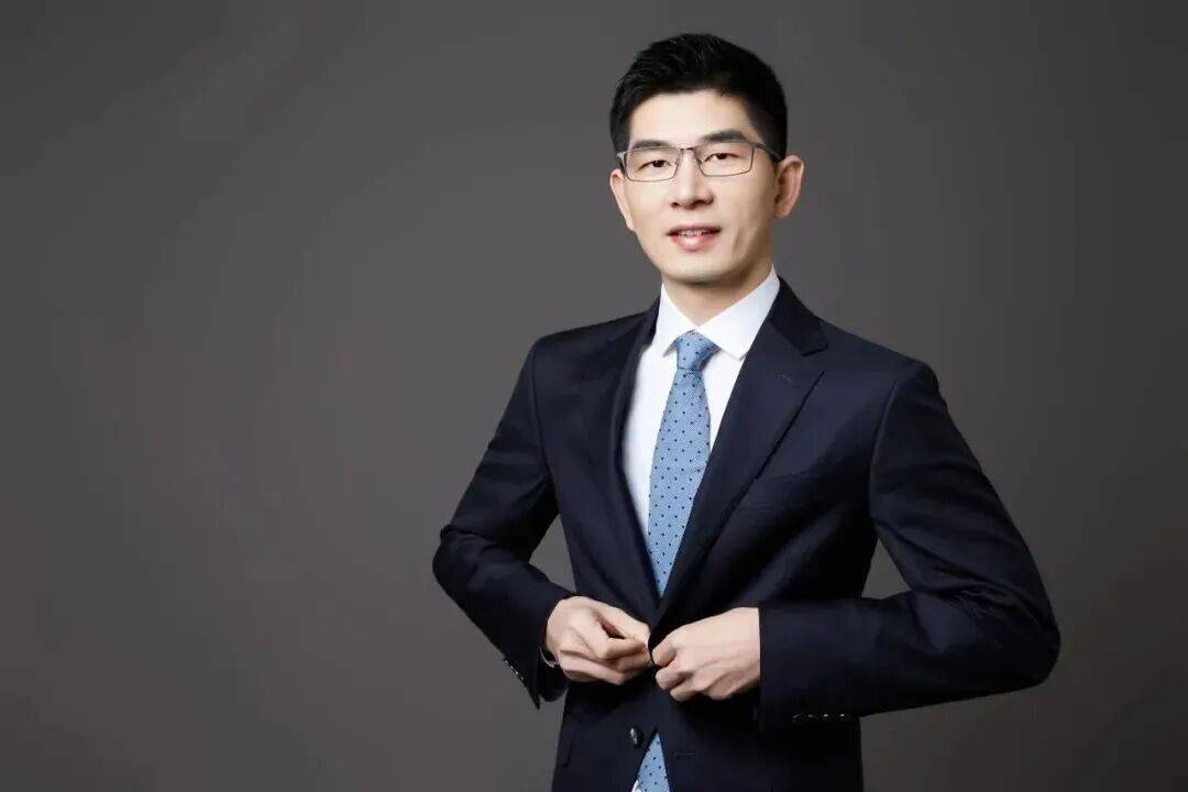 管理35亿元资金，基金经理酒店赌博被拘10天！他“请假”2周后返岗，被单位冻结权限、火速解聘