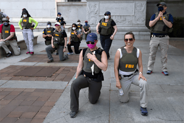 倒查！FBI宣布开除2020年为弗洛伊德下跪的特工