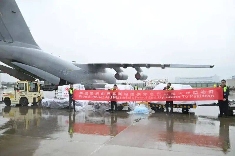 今天凌晨，中国空军两架运-20飞往巴基斯坦伊斯兰堡