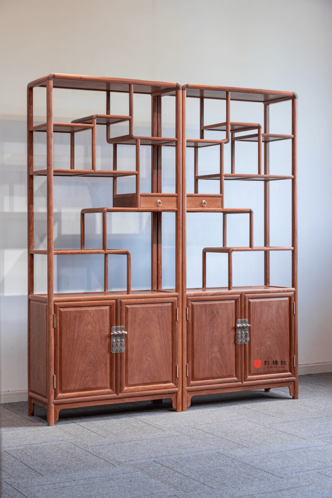 从古典到现代:中式博古架的演变与魅力